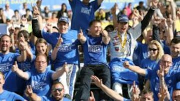 Ogier y el equipo Volskwagen celebran el t&iacute;tulo.