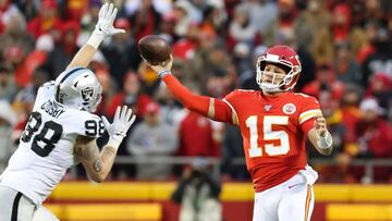 En los dos encuentros de 2019 entre Raiders y Chiefs, Mahomes pasó para 618 yardas, cinco anotaciones sin intercepciones y anotó una vez por tierra.