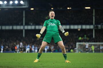 Jordan Pickford, guardameta del Everton, celebra un gol de su equipo durante un duelo frente al Newcastle United. 