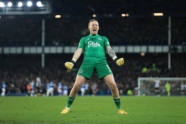 Jordan Pickford, guardameta del Everton, celebra un gol de su equipo durante un duelo frente al Newcastle United. 