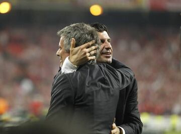 José Mourinho y Luis Figo se abrazan tras conquistar la Champions League con el Inter de Milán en el Bernabéu.