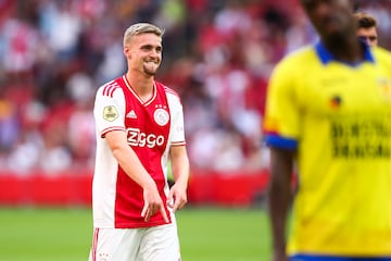 El joven talento neerlandés, nacido en Alkmaar,  es actualmente uno de los activos jóvenes más valiosos del Ajax de Ámsterdam. Su posición natural es la de mediocentro.