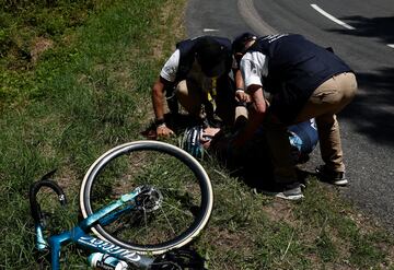 El corredor español del Astana, David De La Cruz recibe atención médica después de su caída en la 12ª etapa del Tour.