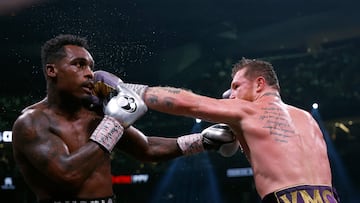 LAS VEGAS, NEVADA - SEPTEMBER 30: Saul "Canelo" Alvarez of Mexico (purple/gold trunks) trades punches with�Jermell Charlo (black trunks)�during their�super middleweight title fight at T-Mobile Arena on September 30, 2023 in Las Vegas, Nevada.   Sarah Stier/Getty Images/AFP (Photo by Sarah Stier / GETTY IMAGES NORTH AMERICA / Getty Images via AFP)