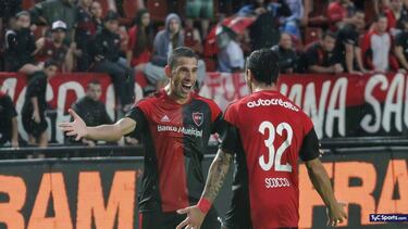 (Rosario, Argentina, 2 de enero de 1981) comenzó en las categorías inferiores del Newell´s. En 2002 ficha por el Espanyol y posteriormente jugaría en el Atlético de Madrid, y en el Liverpool, antes de regresar al fútbol argentino al Newell's, Peñarol y de vuelta al Newell's  donde anunció su retirada del fútbol profesional pero todavía tiene fútbol en sus botas y actualmente juega de manera amateur en el Hughes F. C. De la Liga Venadense de Fútbol.