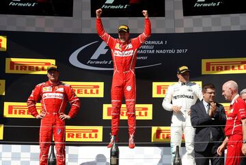 Sebastian Vettel celebrando la victoria en el pódium de Hungaroring. 