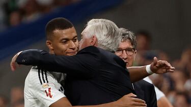 El delantero del Real Madrid Kylian Mbappé (i) saluda a Carlo Ancelotti tras su cambio durante el partido de la cuarta jornada de LaLiga entre el Real Madrid y el Real Betis, este domingo en el estadio Santiago Bernabéu.