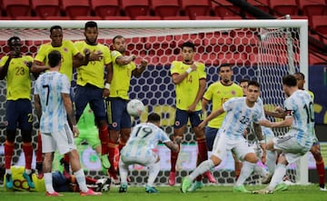 El encuentro terminó 1-1 tras los noventa minutos. Lautaro Martínez y Luis Díaz anotaron y la clasificación se definió desde los once pasos. Los de Scaloni se impusieron 3-2 y ahora jugarán la final ante Brasil. 