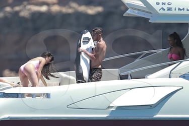 Theo Hernndez y su novia Adriana Pozueco de vacaciones en Ibiza.