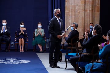 El piloto Carlos Sainz tras recibir el Premio Princesa de Asturias de los Deportes, durante la ceremonia de entrega de los Premios Princesa de Asturias celebrada este viernes en la antigua capilla del Hotel Reconquista, en Oviedo. 
