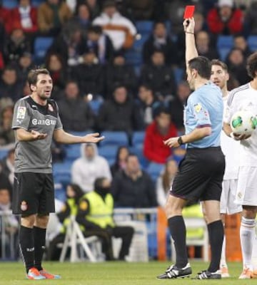 El colegiado Fernando Teixeira Vitienes muestra la cartulina roja a Víctor Sánchez.