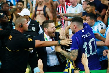 Incidentes de aficionados de Argentina antes del partido contra Brasil en Estadio Maracaná.