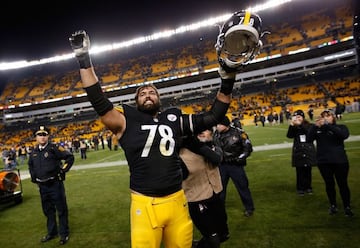 Alejandro Villanueva celebra una victoria de los Pittsburgh Steelers.