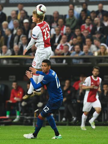 Kasper Dolberg y Chris Smalling.