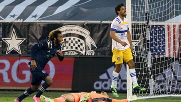 El defensor mexicano fue el encargado de cobrar el primer tiro en la tanda ante Sporting KC, pero su disparo fue adivinado por el arquero rival.