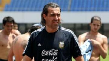 <b>SERÁ TITULAR.</b> El técnico de la selección olímpica argentina asegura que Messi quiere quedarse con el combinado.