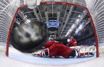 El disco vuela en la red para el segundo gol de Finlandia junto al portero de Rusia Prugova durante el primer período de hockey sobre hielo de juegos de clasificación de sus mujeres en los Juegos Olímpicos de Invierno de Sochi 2014