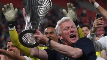 David Moyes, entrenador del West Ham, levanta el trofeo de la Conference League.