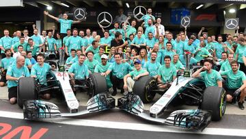 Mercedes&#039; British driver Lewis Hamilton (C, first row, white cap) celebrates with the Mercedes team after winning the F1 Brazil Grand Prix and taking the constructors title, at the Interlagos racetrack in Sao Paulo, Brazil on November 11, 2018. - Max
