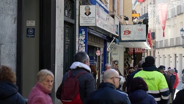 Varias personas hacen cola en la administración de Lotería Doña Manolita para comprar décimos de cara al Sorteo de El Niño, a 26 de diciembre de 2024, en Madrid (España). Tras la celebración del Sorteo de Navidad, ha comenzado la compra de décimos para el Sorteo de El Niño en las administraciones de lotería. El Sorteo Extraordinario de El Niño, que tendrá lugar el próximo 6 de enero, ha consignado por el momento billetes de lotería por un valor de 118,74 millones de euros en la Comunidad de Madrid. Además, se han expelido 593.691 billetes en la región.
26 DICIEMBRE 2024;RECURSOS;SORTEO;NIÑO;ENERO;LOTERÍA;DÉCIMOS;COLAS;COMPRA
Jesús Hellín / Europa Press
26/12/2024