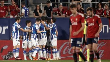 PAMPLONA (ESPAÑA), 28/04/2023.- Los jugadores de la Real Sociedad celebran un gol este viernes, durante un partido de LaLiga, entre el Osasuna y la Real Sociedad, en el estadio El Sadar de Pamplona (España). EFE/ Jesús Diges
