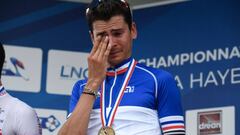 Warren Barguil llora de alegr&iacute;a tras ganar el campeonato de Francia de ciclismo en ruta.