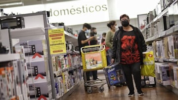 Ciudadanos aprovechan el día sin IVA para comprar productos como electrodomésticos con descuentos de impuestos.