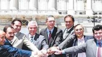 <b>UNIDAD. </b>Alberto Ruiz-Gallardón, junto al resto de alcaldes.