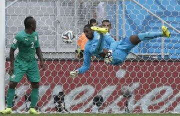 Boubacar Barry no puede hacer nada en el segundo gol de Colombia.