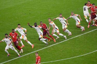 Curiosa instantánea de los jugadores durante el encuentro del Grupo A entre Suiza y Alemania en Frankfurt, Alemania. 