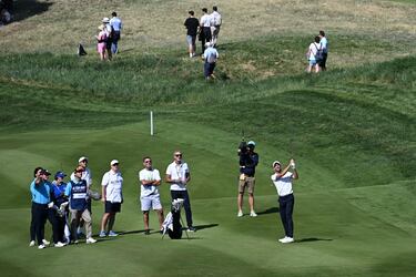 Novak Djokovic observa la bola tras su golpe en el hoyo 15.
 