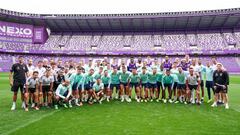 Los jugadores de la sección de fútbol y baloncesto del Real Valladolid posaron juntos en Zorrilla.