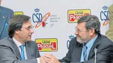 <b>ACUERDO. </b>Tomás Pascual y Jaime Lissavetzky se dan la mano tras la firma del convenio.