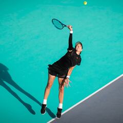 Muguruza revierte un mal inicio para barrer a Mladenovic