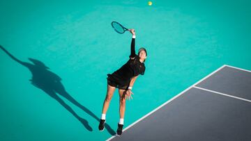 Muguruza revierte un mal inicio para barrer a Mladenovic
