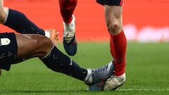 Inglaterra clama contra Araújo: “¡Podría haberle roto la pierna!"