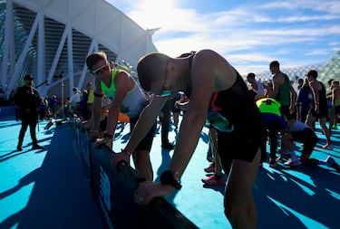 Atletas fatigados tras terminar la popular carrera.