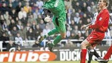 <b>IMPARABLE. </b>Este lanzamiento de falta de Robert tumbó al Liverpool.