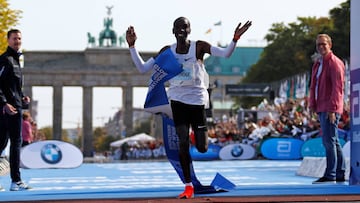 Athletics - Berlin Marathon - Berlin, Germany - September 16, 2018 Kenya's Eliud Kipchoge celebrates as he wins the Berlin Marathon and breaks the World Record REUTERS/Fabrizio Bensch
PUBLICADA 17/09/18 NA MA44 4COL