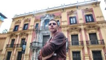 JOAQUÍN, ARTISTA Y TODO UN LÍDER Bonita imagen de Joaquín en la Plaza del Obispo de Málaga. En todas las crisis del equipo, el gaditano siempre ha arrimado el hombro.