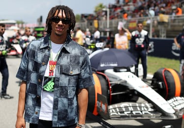 El futbolista inglés del Liverpool Fc Trent Alexander-Arnold junto al monoplaza de Yuki Tsunoda de la escudería Alpha Tauri.