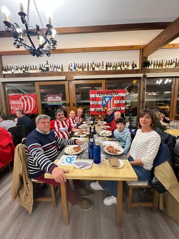 Miembros de la peña atletica Lucense durante la cena de su 44º aniversario. 