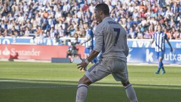 GRA163. VITORIA, 29/10/2016.- El delantero portugués del Real Madrid Cristiano Ronaldo celebra el gol marcado ante el Alavés, el segundo del equipo, durante el partido de la décima jornada de Liga que disputan en el estadio Mendizorroza de Vitoria. EFE/ADRIÁN RUIZ DE HIERRO