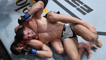 Islam Makhachev somete a Thiago Moisés en el UFC Las Vegas 31.