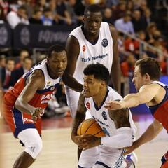 Ferrari y Toolson mantienen la racha del Manresa en casa