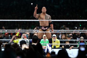 M¨¢s de 72.000 aficionados disfrutaron en el Lincoln Financial Field de Philadelphia (Estados Unidos) del regreso del c¨¦lebre The Rock a la WWE ocho a?os despu¨¦s. Dwayne Johnson particip¨® en el WrestleMania 40 y,
junto con Roman Reigns, bati¨® a Cody Rhodes y Seth Rollins gracias a su famosa finalizaci¨®n People's Elbow.