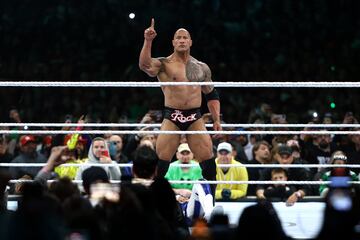 Más de 72.000 aficionados disfrutaron en el Lincoln Financial Field de Philadelphia (Estados Unidos) del regreso del célebre The Rock a la WWE ocho años después. Dwayne Johnson participó en el WrestleMania 40 y,
junto con Roman Reigns, batió a Cody Rhodes y Seth Rollins gracias a su famosa finalización People's Elbow.