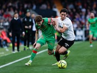 VALENCIA, 01/03/2026.- El centrocampista de Osasuna Víctor Muñoz y el defensa del Valencia Jesús Vázquez , durante el partido de la jornada 26 de LaLiga entre el Valencia y el Osasuna, este domingo en el estadio de Mestalla en Valencia.-EFE/ Biel Aliño