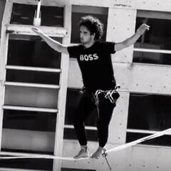 Influencer cruza cuerda floja en Santa Fe para recaudar fondos