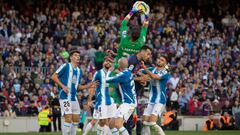 Álvaro Fernández (c) salta sobre Sergio Busquets (2d), del FC Barcelona durante el partido de la jornada 15 de LaLiga disputado este sábado en el Camp Nou de Barcelona.